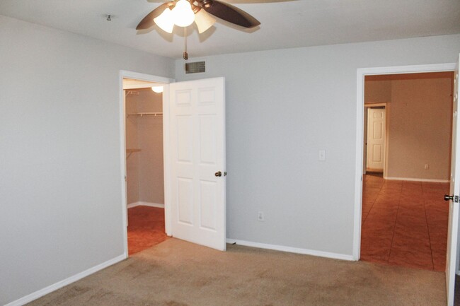 Building Photo - MOVE IN NOW !! Spacious 2bd 2ba on 3rd flo...