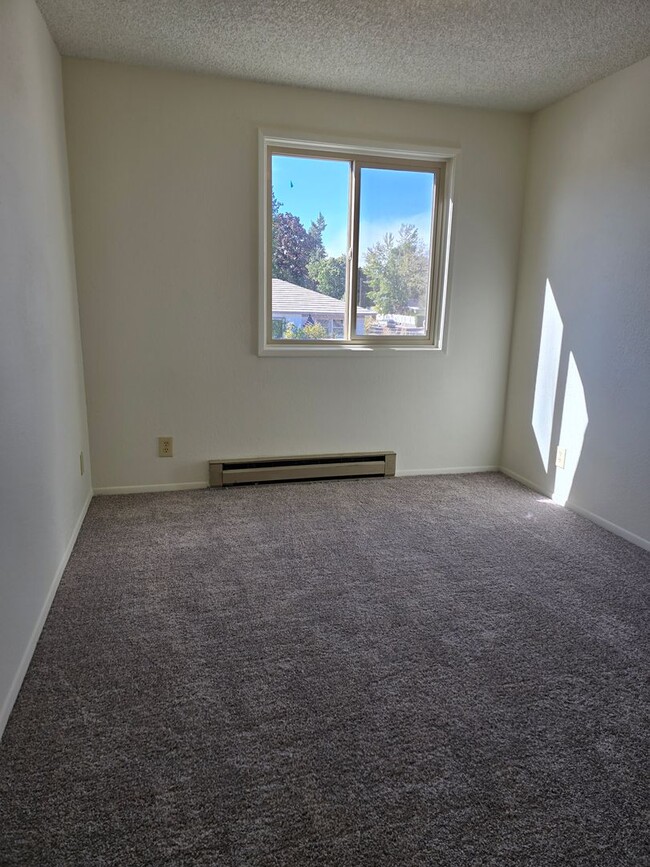 Building Photo - North Spokane 2bd 1.5 bath