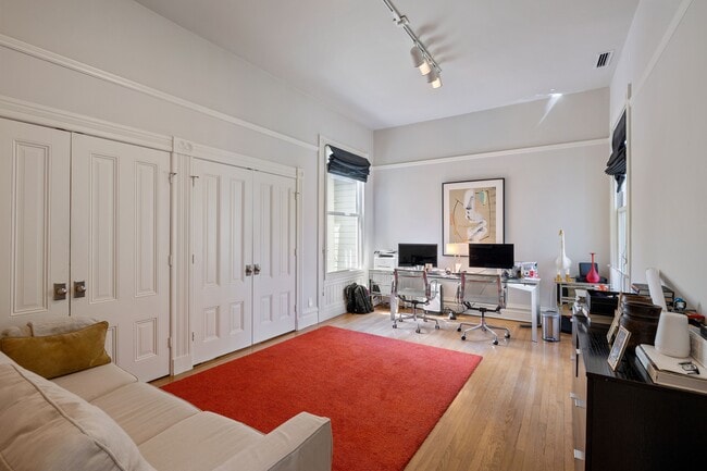 Building Photo - 2866 Pine St