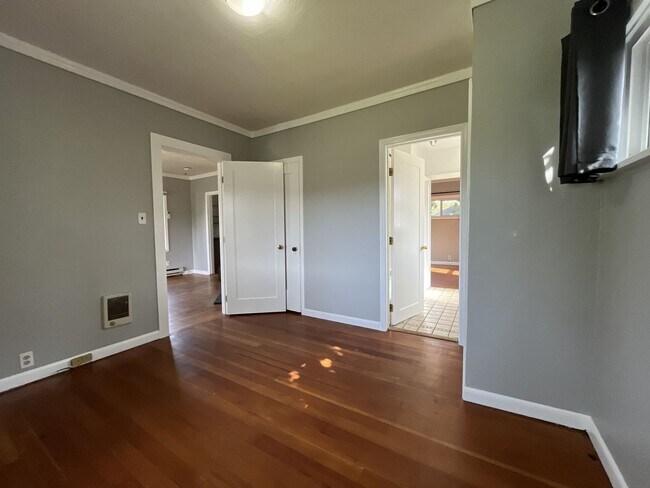 Building Photo - Charming St. Johns Bungalow with Fireplace, Bonus Space & Large Backyard