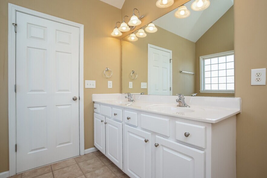 Building Photo - 50 Cottage Ln