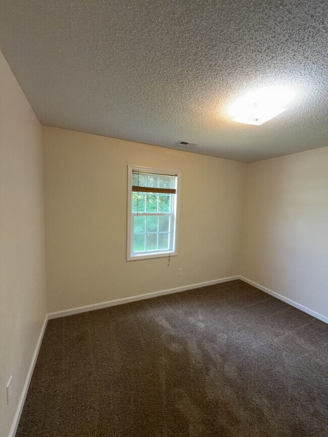 Building Photo - Charming 3 Bedroom, 2 Bath Home in Hubert-132 Daphne Drive