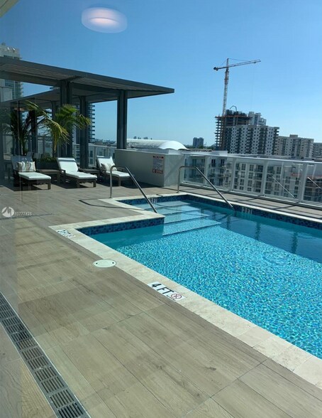 Building Photo - 321 NE 26th St