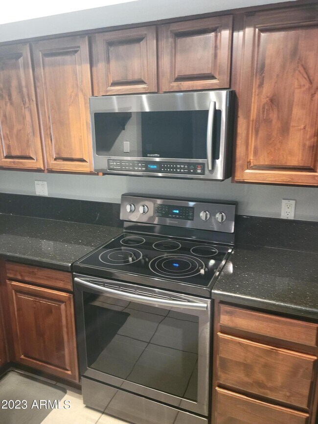 Building Photo - 815 E Grovers Ave