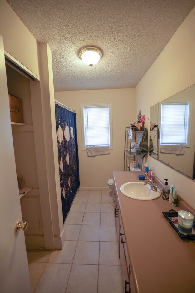 Building Photo - 2 Bedroom Apartment Close to Campus!
