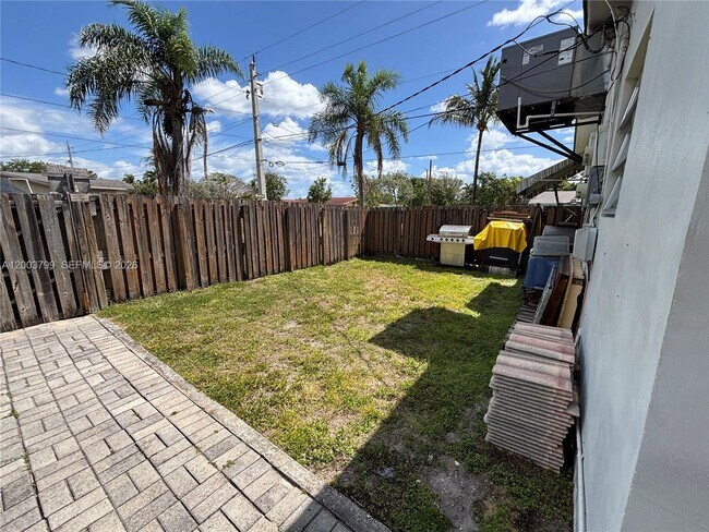 Building Photo - 1050 SW 2nd Ave