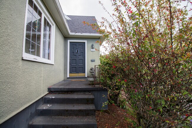 Building Photo - Rose City Park English Tudor with Stunning...
