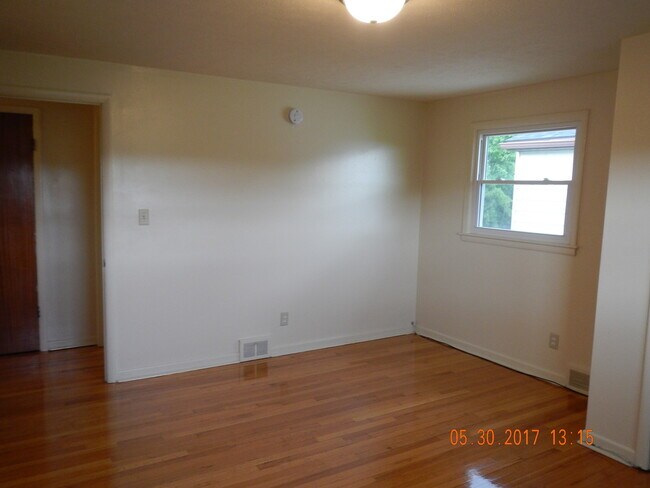 Building Photo - Newly Renovated Spacious Flat With Hardwoo...