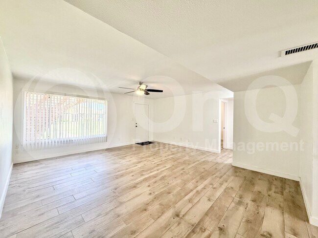 Building Photo - 2113 E Dunbar Dr