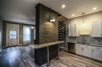 Building Photo - 625 Barret Ave