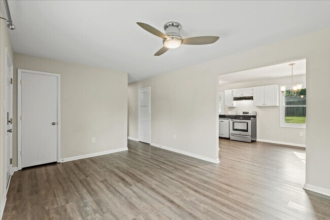 Building Photo - CLOSE TO I-95 & QUANTICO!