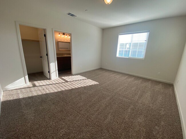 Building Photo - Gorgous 3 Bedroom 2.5 Bath Home in Gated Winding Meadow Village