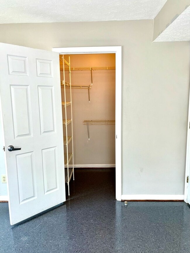 Building Photo - Second floor 1 bedroom apartment- Section ...