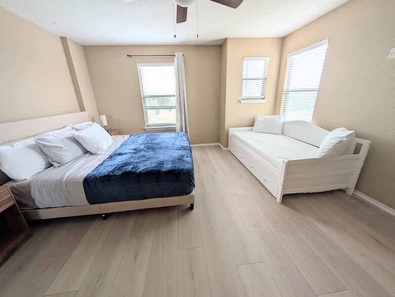 Building Photo - 5303 Viewpoint Dr