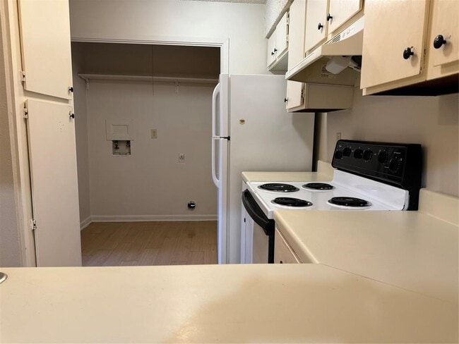 Building Photo - 1400 Matthews Ln