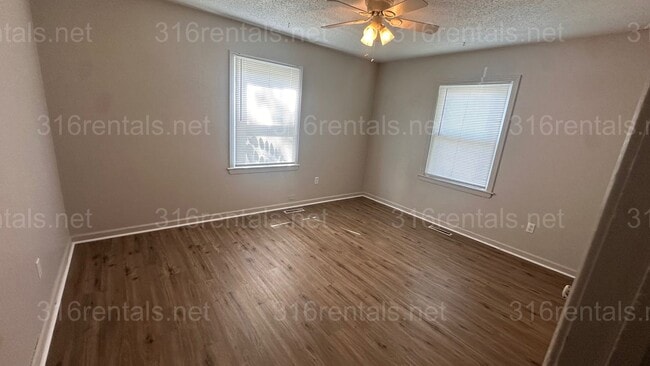 Building Photo - $1195 - 3 bed 1.5 bath - Single Family Hom...