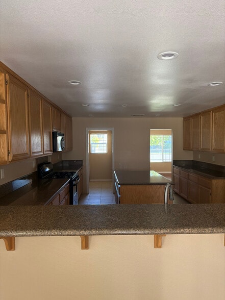 Building Photo - 737 S Walnut Ave