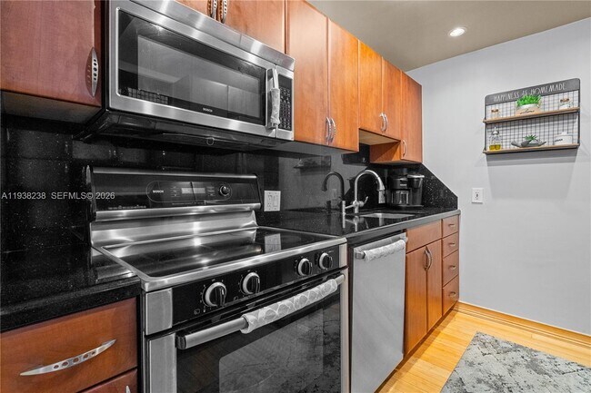 Building Photo - 3675 N Country Club Dr