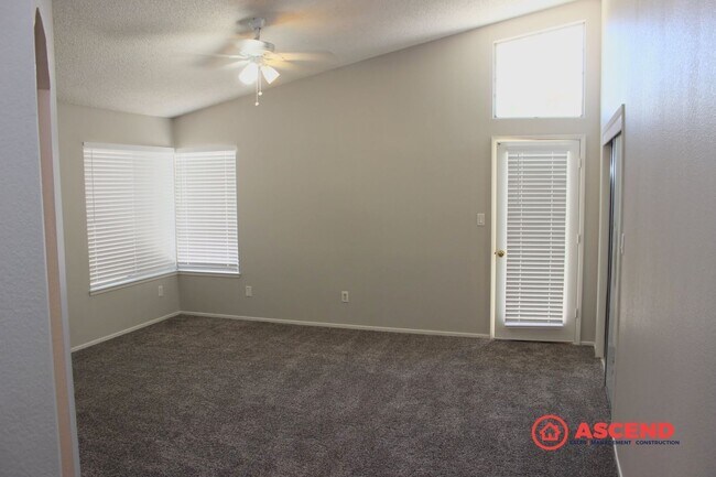 Building Photo - Beautiful 3 Bedroom Home Off Gosford!