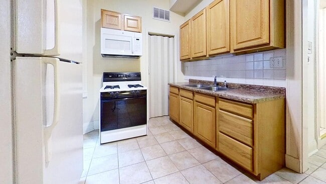 Building Photo - 4113 N Lincoln Ave