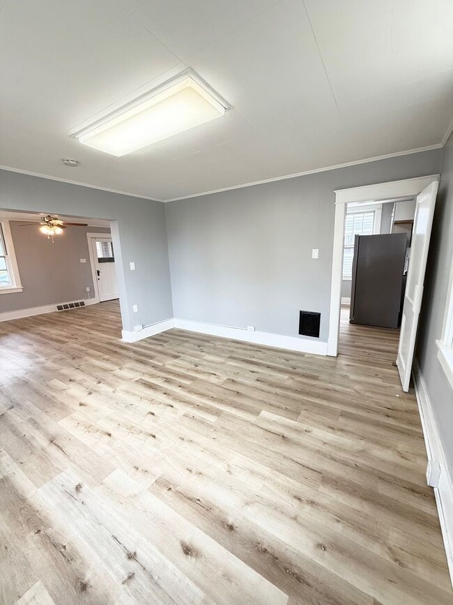 Building Photo - Updated 3 Bedroom 1 Bathroom in North Vers...