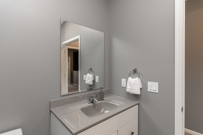 Building Photo - Fully Furnished Townhome Blocks Away From Downtown, Flexible Leasing Terms!