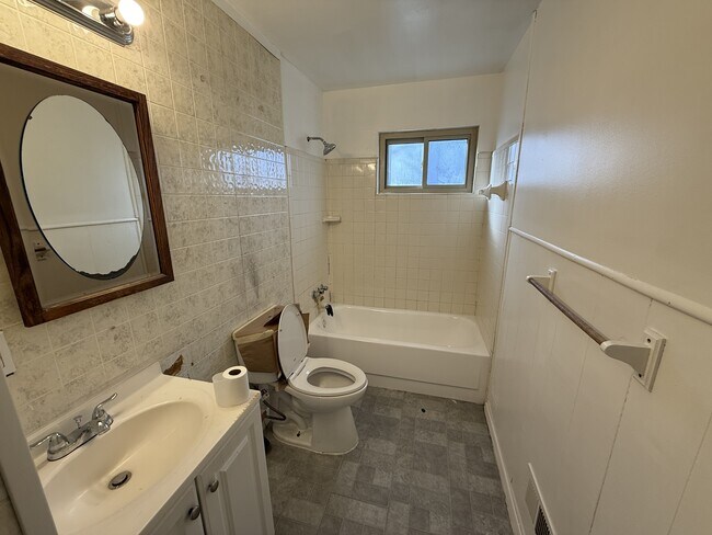 Building Photo - 14219 Hobart Ave