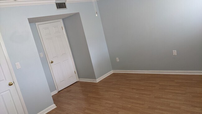 Building Photo - 3373 S Royal Oaks Dr