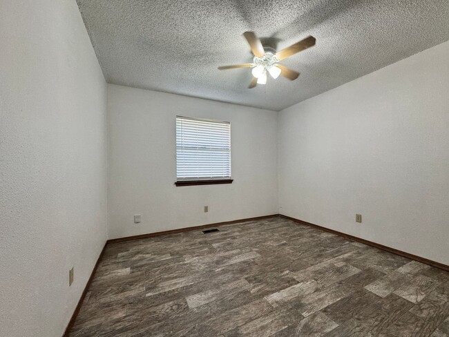 Building Photo - 3 Bedroom, 2 bath, 2 car garage home avail...