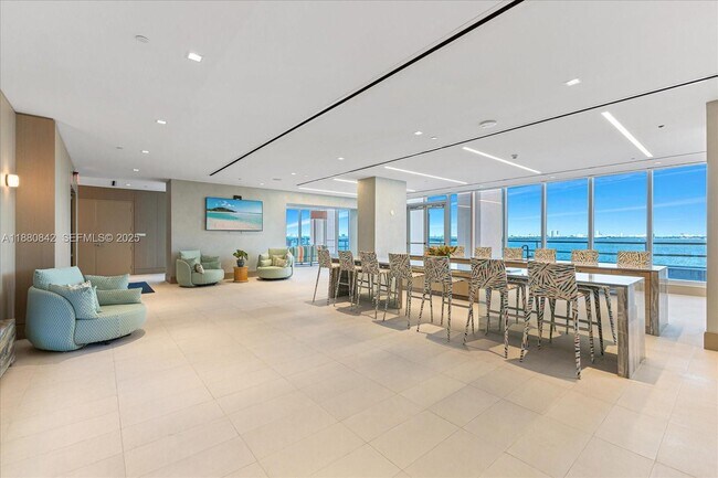 Building Photo - 700 NE 26th Terrace