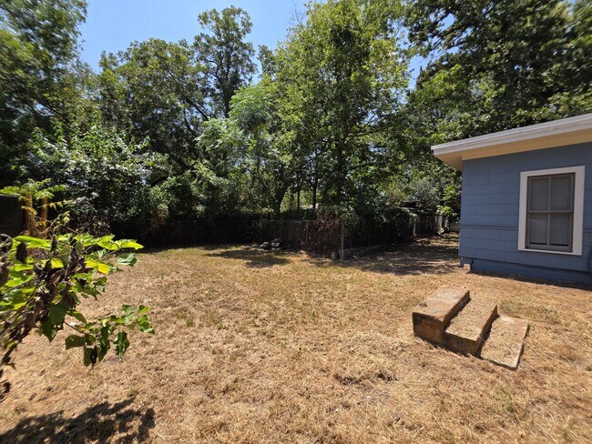 Building Photo - 522 E Davilla Ave