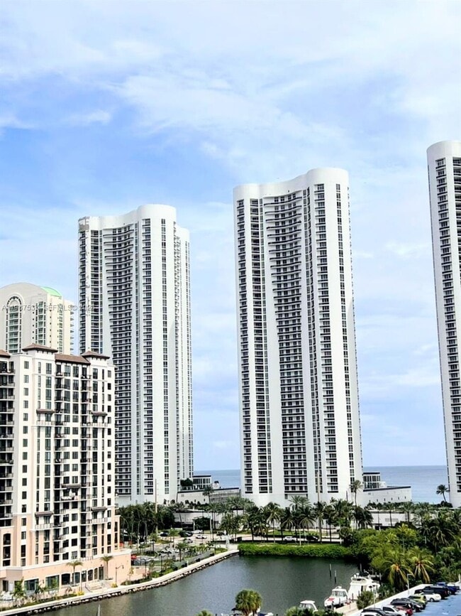 Building Photo - 300 Bayview Dr