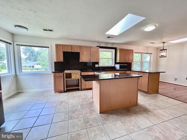 Building Photo - 5350 Ravensworth Rd