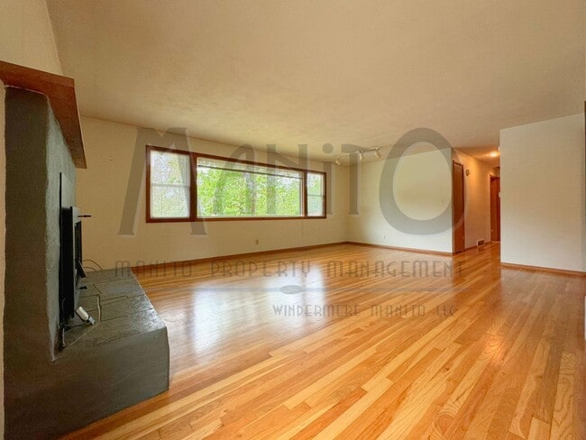 Building Photo - Stunning & Spacious South Hill Home