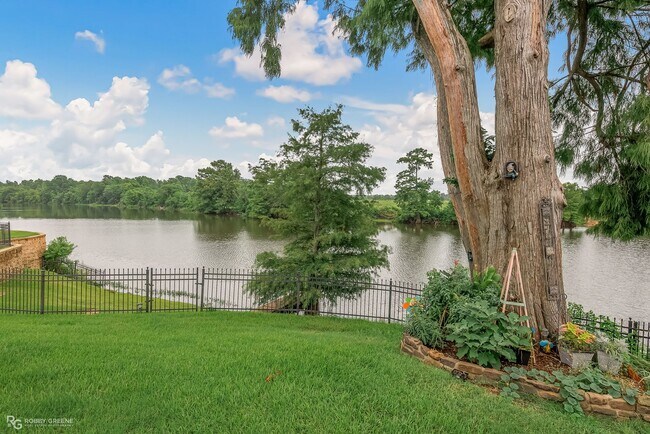 Building Photo - Beautiful Home on the Red River....