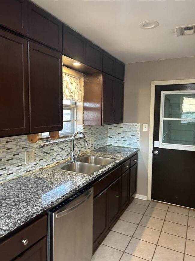 Building Photo - 4708 SE Sunnymeade