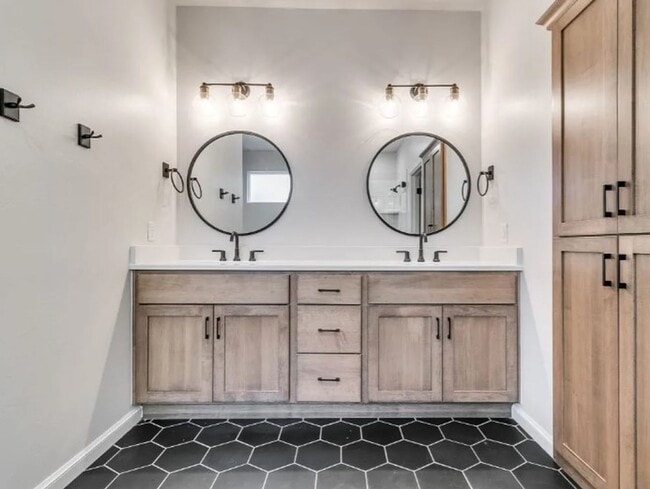 Building Photo - Model Home in East Edmond + 3 bedrooms + B...