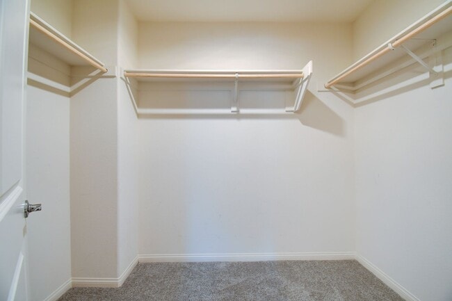 Building Photo - Great Townhouse in a gated community