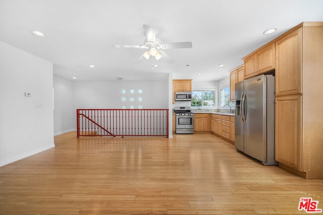 Building Photo - 741 N Las Palmas Ave