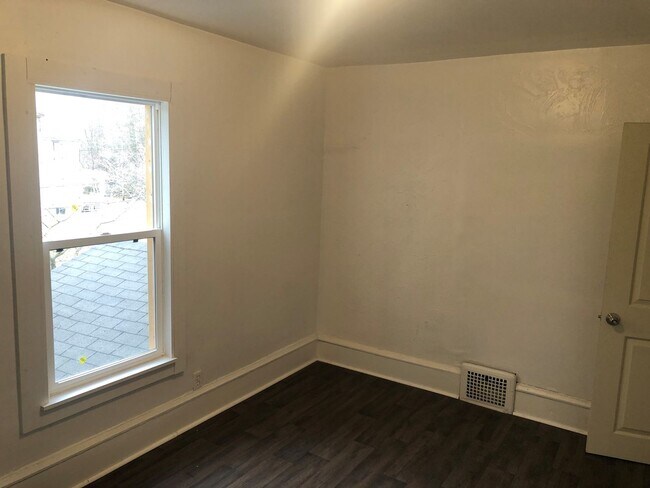 Building Photo - 507 - 1127-29 Victory Street