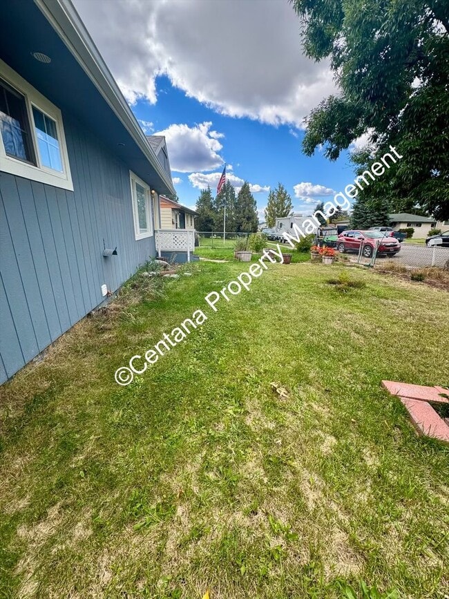 Building Photo - 3 Bed 1 Bath located on the flats