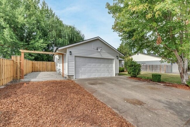Building Photo - Updated Single Level Home with Large Fenced Yard