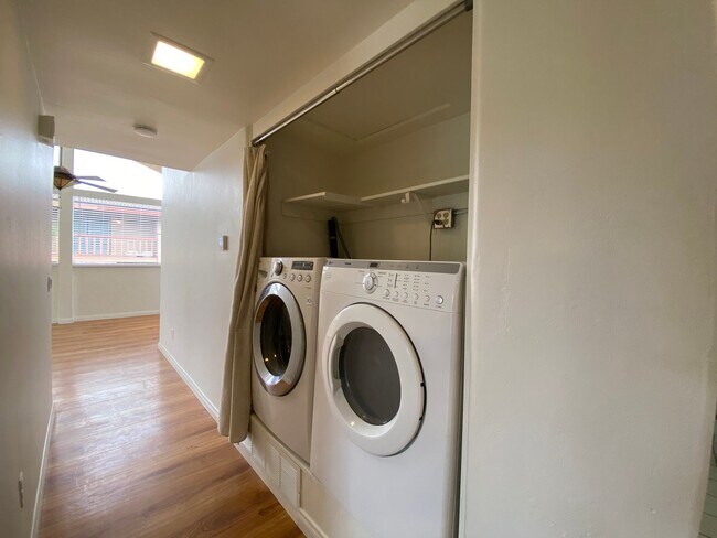 Building Photo - Lovely 2Bedroom, 2 Bathroom Condo!
