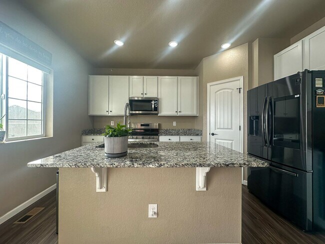 Building Photo - Grand 6bd 4ba Crystal Valley home with an in-law suite!!!