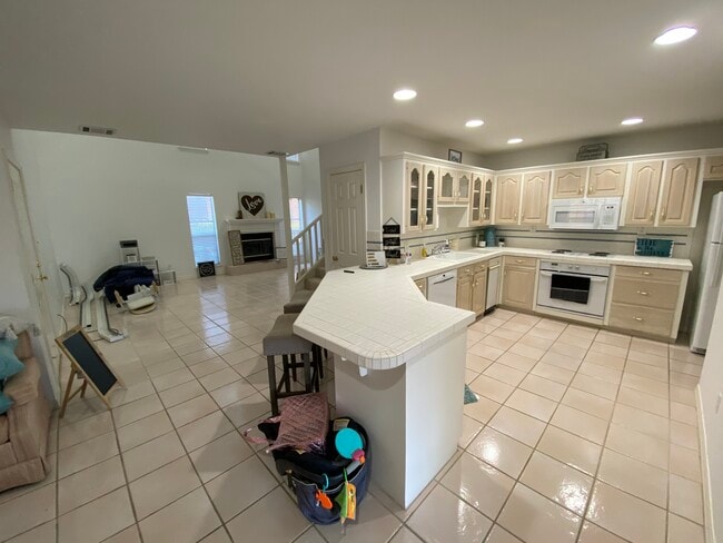 Building Photo - 17 Meadow Creek Dr
