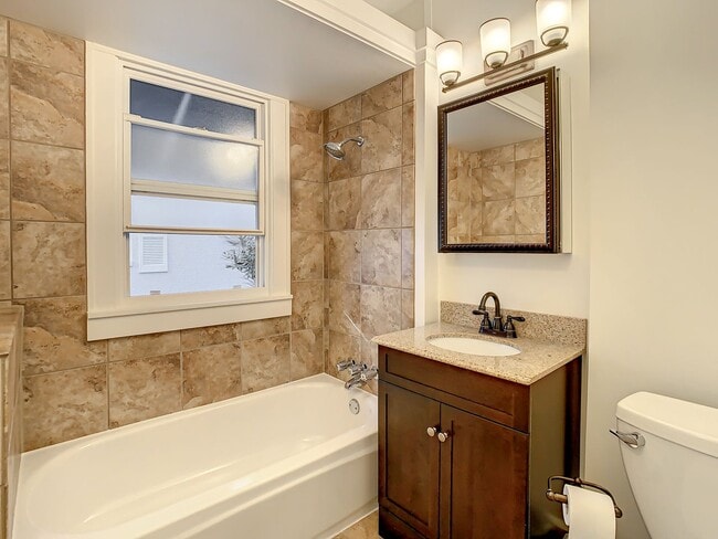 Building Photo - Charming two bedroom two bathroom cottage in North St. Petersburg Fully Updated.