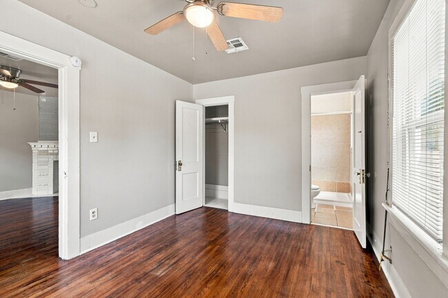 Building Photo - 1547 E 10th St
