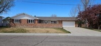 Building Photo - Beautiful home on the Golf Course