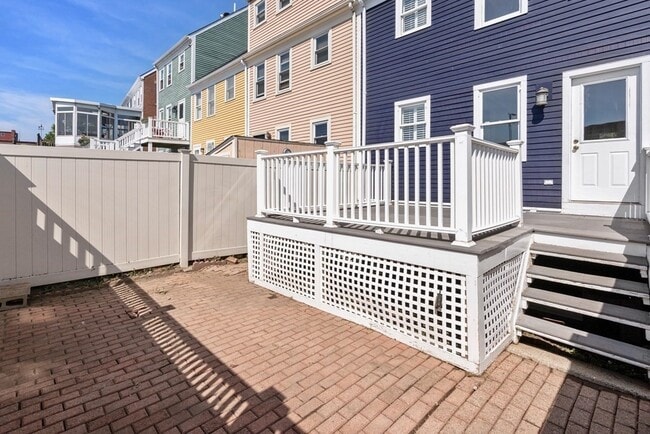 Building Photo - 442 Main St