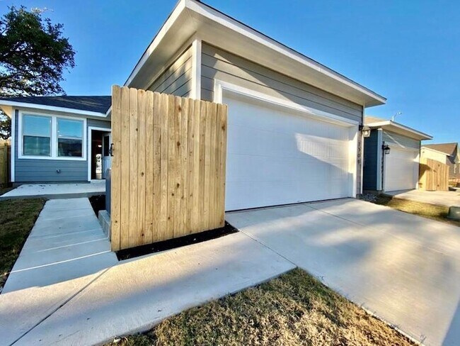 Building Photo - 2309 Pecan Island Dr